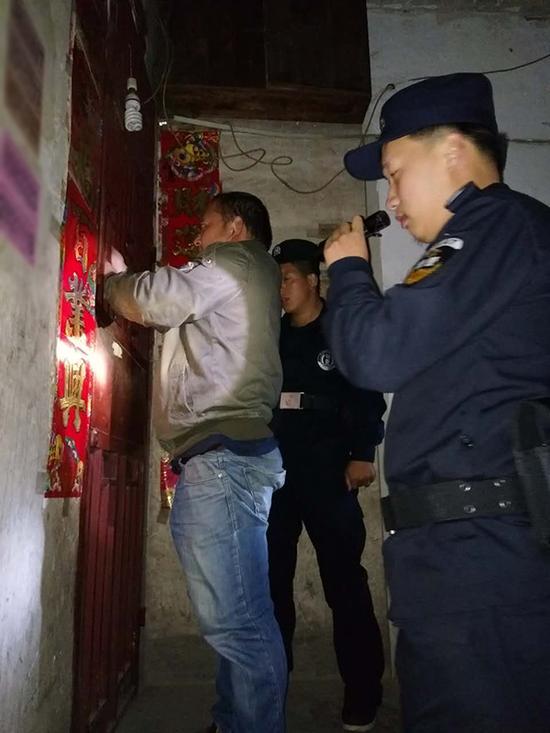 辽宁粗心妈妈误将幼女锁家中 民警全城寻开锁师傅开门